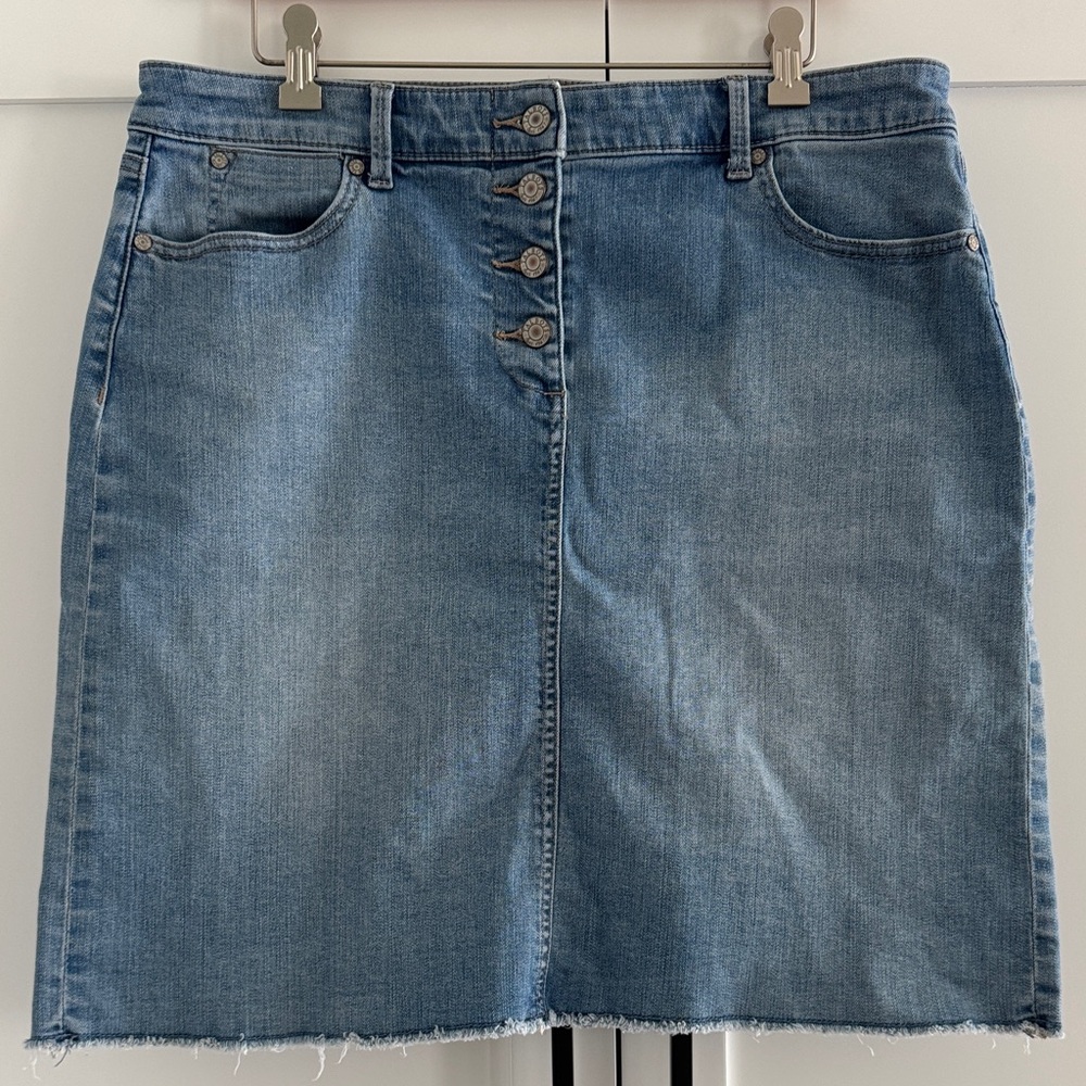 TALBOTS WOMENS SZ 14 SKIRT DENIM STRETCH LIGHT WASH FRAYED HEM